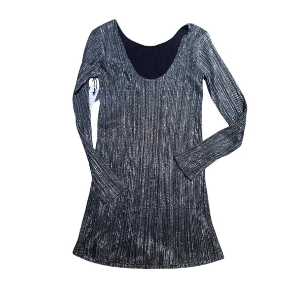 Shine Bright Black and Silver Long Sleeve Bodycon Dress
Amuse Society Small - Picture 4 of 14